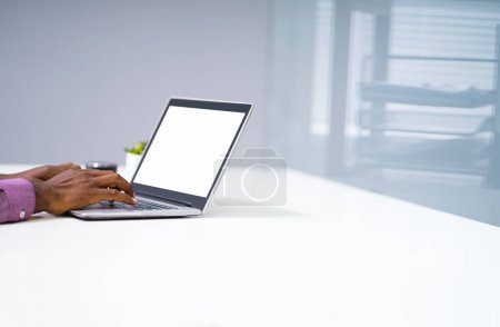 Foto de Primer plano de un hombre trabajando en el ordenador portátil en el lugar de trabajo - Imagen libre de derechos