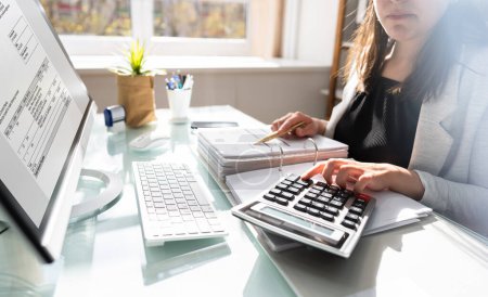 Téléchargez les photos : Professional Accountant Woman In Office. Finance Invoice Accounting - en image libre de droit