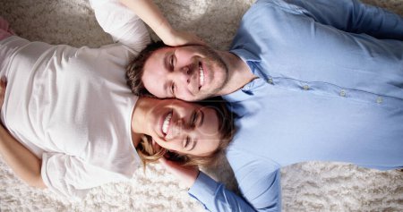 Foto de Alfombra feliz romántica que relaja en el piso de la alfombra - Imagen libre de derechos