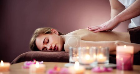 Téléchargez les photos : Client relaxant en massage au spa - en image libre de droit