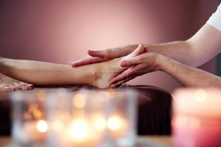 Téléchargez les photos : Massage de spa de pied et traitement de réflexologie par thérapeute - en image libre de droit