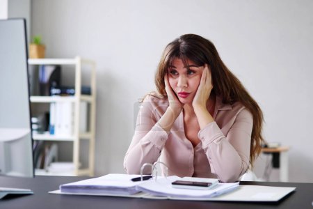 Téléchargez les photos : Malheureuse femme stressée en utilisant l'ordinateur au bureau. Personnel frustré - en image libre de droit