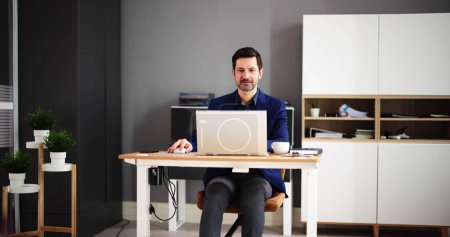 Foto de Hombre profesional feliz empleado usando la computadora para el trabajo - Imagen libre de derechos