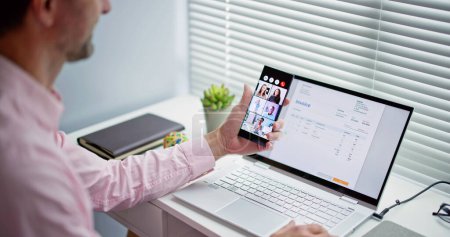 Téléchargez les photos : Visionner le webinaire d'affaires par vidéoconférence Formation sur ordinateur portable - en image libre de droit