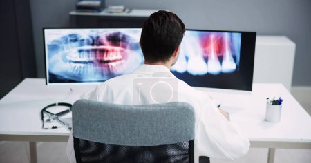 Téléchargez les photos : Dentiste radiologiste utilisant le logiciel de rayon X sur l'ordinateur de bureau - en image libre de droit