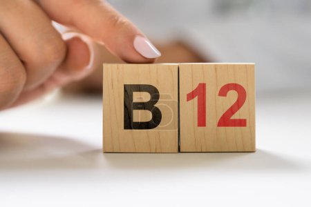Vitamin B12. Arzt Hand in Hand im Krankenhaus