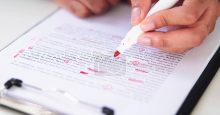 Édition de script de livre et correction d'épreuves de texte sur papier
