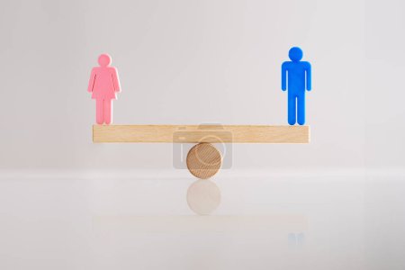 Foto de Equal Gender Seesaw Balance (en inglés). Paridad de sexo de trabajo - Imagen libre de derechos