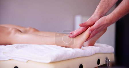 Foto de Reflexología Tratamiento con masaje de pies. Mujer Bienestar Terapia - Imagen libre de derechos