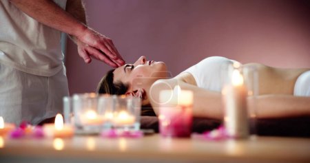 Téléchargez les photos : Jeune femme recevant un massage de la tête au spa beauté - en image libre de droit