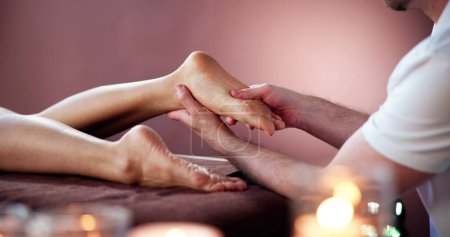 Téléchargez les photos : Réflexologie Traitement de massage des pieds. Thérapeute spa des pieds - en image libre de droit