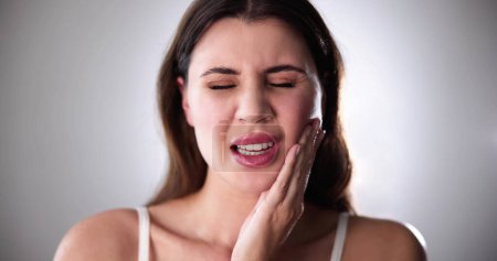Téléchargez les photos : Dent douloureuse et pourriture. Woman Dental Health. Les dents et la bouche - en image libre de droit