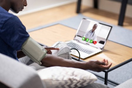Foto de Afroamericano con presión arterial o hipertensión usando telemedicina - Imagen libre de derechos