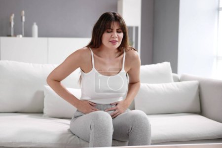 Foto de Mujer PMS Dolor de estómago y problemas de digestión - Imagen libre de derechos