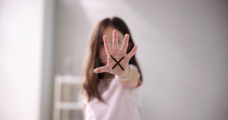 Foto de Primer plano de la mano de una chica mostrando señal de stop - Imagen libre de derechos