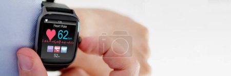 Téléchargez les photos : Montre intelligente montrant Heartbeat moniteur sur la main de l'homme - en image libre de droit