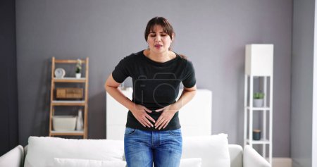 Téléchargez les photos : Femmes avec l'estomac Ache. Diarrhée ou SPM Douleur - en image libre de droit