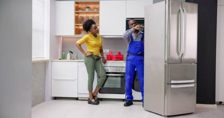 Téléchargez les photos : Réparation et entretien d'appareils de réfrigérateur dans la cuisine - en image libre de droit