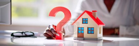 Téléchargez les photos : Immobilier Maison Question Mark Et Confusion hypothécaire - en image libre de droit