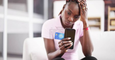 Foto de Demasiadas tarjetas de crédito. Mujer afroamericana con deuda - Imagen libre de derechos
