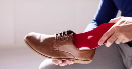 Téléchargez les photos : Semelle de chaussure dans les chaussures pour une arche de pied saine - en image libre de droit