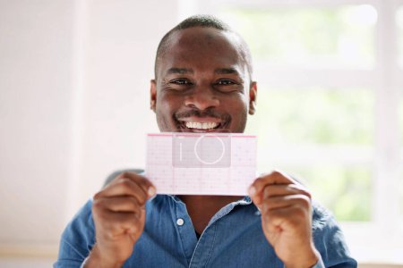 Téléchargez les photos : African Lottery Winner Person With Lotto Ticket - en image libre de droit