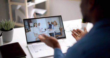 Téléchargez les photos : Réunion d'affaires de vidéoconférence virtuelle en ligne sur ordinateur - en image libre de droit