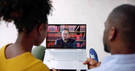 Téléchargez les photos : Téléconférence vidéo en ligne avec un avocat africain - en image libre de droit