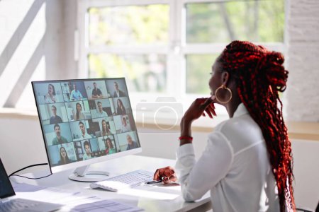 Téléchargez les photos : Femme africaine Appel d'affaires par vidéoconférence sur l'écran d'ordinateur - en image libre de droit
