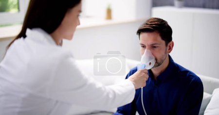 Foto de Nebulizador y máscara de la respiración de la EPOC del asma dada por el doctor o la enfermera - Imagen libre de derechos