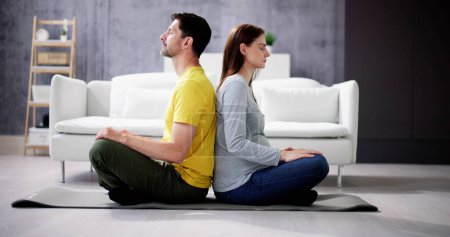 Téléchargez les photos : Méditation de yoga en famille sur canapé. Accueil Fitness - en image libre de droit