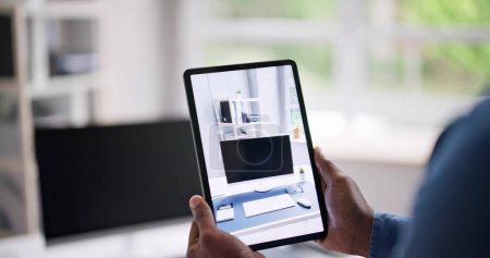 Téléchargez les photos : Visite virtuelle de la maison immobilière par vidéoconférence - en image libre de droit