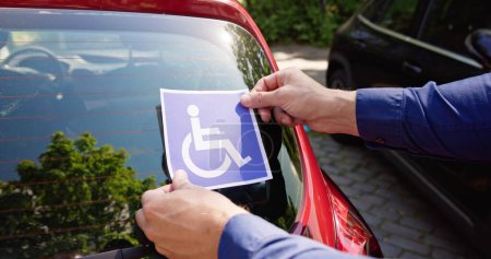 Téléchargez les photos : Autocollant de fauteuil roulant de mise de conducteur signe sur le véhicule de voiture - en image libre de droit
