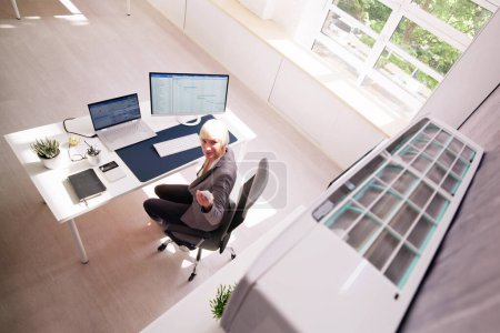 Foto de Aire acondicionado Control de temperatura en la oficina. Mujer usando remoto - Imagen libre de derechos