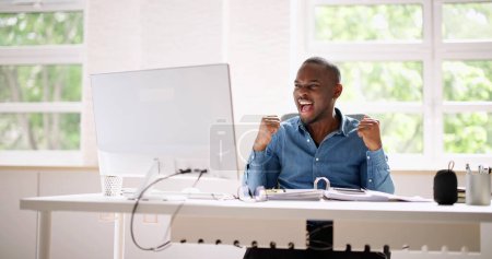 Téléchargez les photos : Heureux afro-américain Stock Trader homme d'affaires avec ordinateur - en image libre de droit