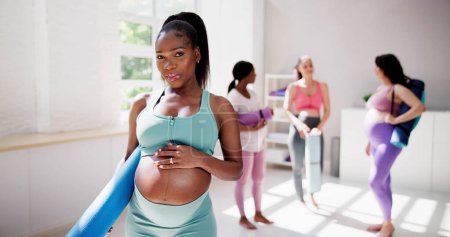 Foto de Mujer embarazada de fitness en gimnasio de yoga. Deporte y ejercicio - Imagen libre de derechos
