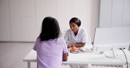Foto de Médico femenino explicando ecografía a la mujer en el hospital - Imagen libre de derechos