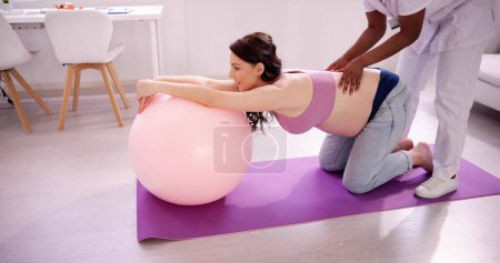 Foto de Mujer embarazada y entrenamiento de pelota deportiva. Formación de la madre - Imagen libre de derechos