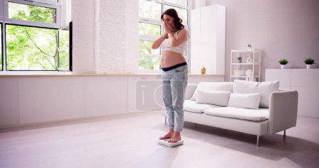 Téléchargez les photos : Choqué enceinte avec gain de poids corporel. Alimentation et régime alimentaire - en image libre de droit