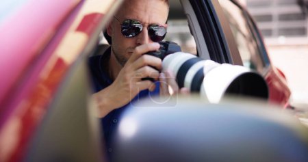 Téléchargez les photos : Espion privé en voiture prenant des photos. Inspecteur. - en image libre de droit