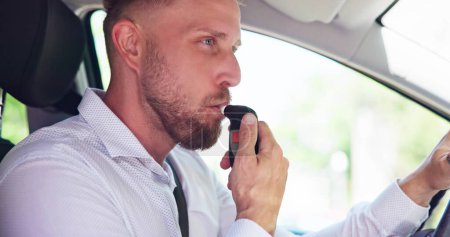 Téléchargez les photos : Test d'alcoolémie dans la voiture. Test de respiration de l'homme - en image libre de droit