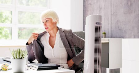Téléchargez les photos : Ventilateur électrique ventilateur dans le bureau chaud soufflant la brise fraîche - en image libre de droit