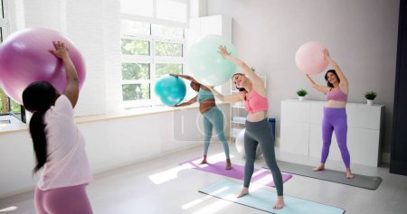 Téléchargez les photos : Pilates santé gymnase sportif et gymnastique de grossesse - en image libre de droit