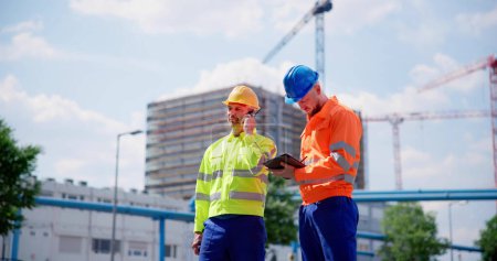 Téléchargez les photos : Ingénieur d'inspection Travailleur sur chantier utilisant une tablette - en image libre de droit