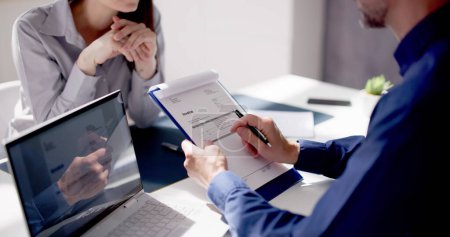Foto de Contador de negocios Personas que realizan auditorías fiscales y contabilidad utilizando la calculadora - Imagen libre de derechos