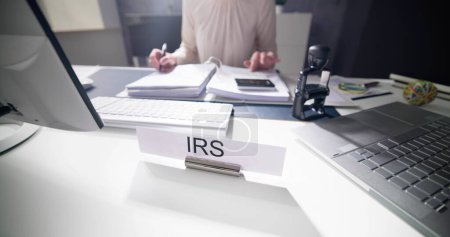 Téléchargez les photos : IRS Nom de la vérification fiscale Plaque au bureau - en image libre de droit