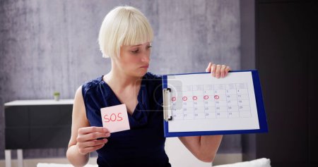 Téléchargez les photos : Femme utilisant le cycle menstruel ou le calendrier des règles - en image libre de droit