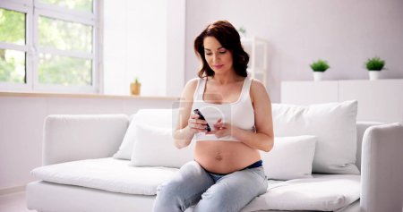 Téléchargez les photos : Femme atteinte de diabète gestationnel à la maison. Mère enceinte - en image libre de droit