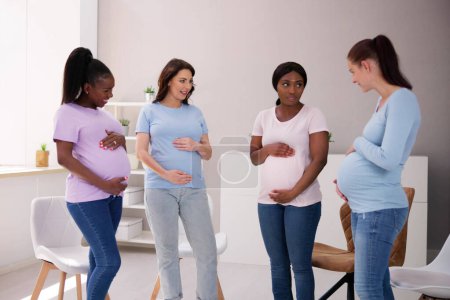 Foto de Discusión en Grupo Embarazada. Reunión de mujeres amigas. Embarazo Estilo de vida - Imagen libre de derechos