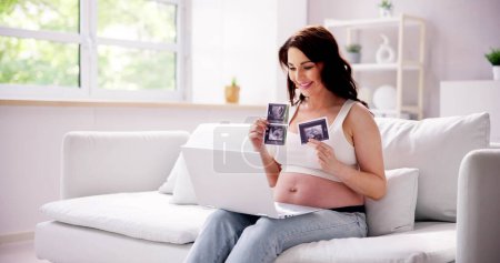 Foto de Mujer embarazada con ordenador portátil en casa videollamadas - Imagen libre de derechos